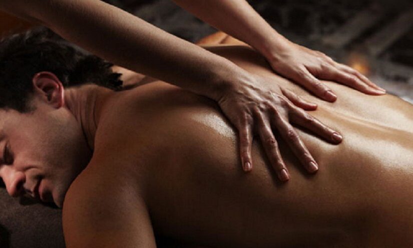 На фото эротический массаж молодой девушки